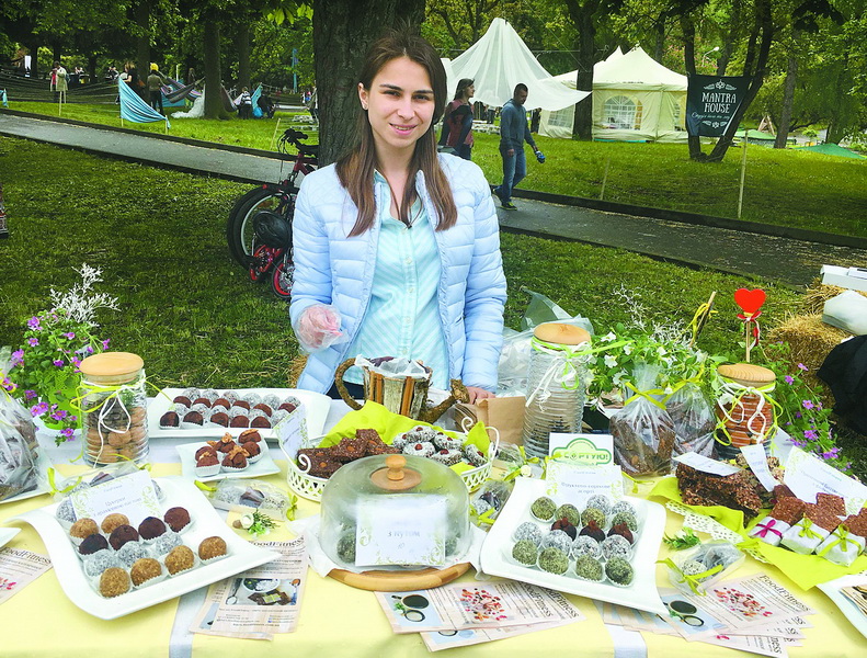 Ольга Дорош продає солодощі, зроблені власноруч.