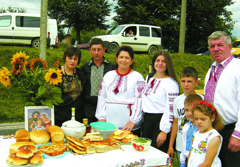 Пані Галина приїхала на свято з усією родиною.