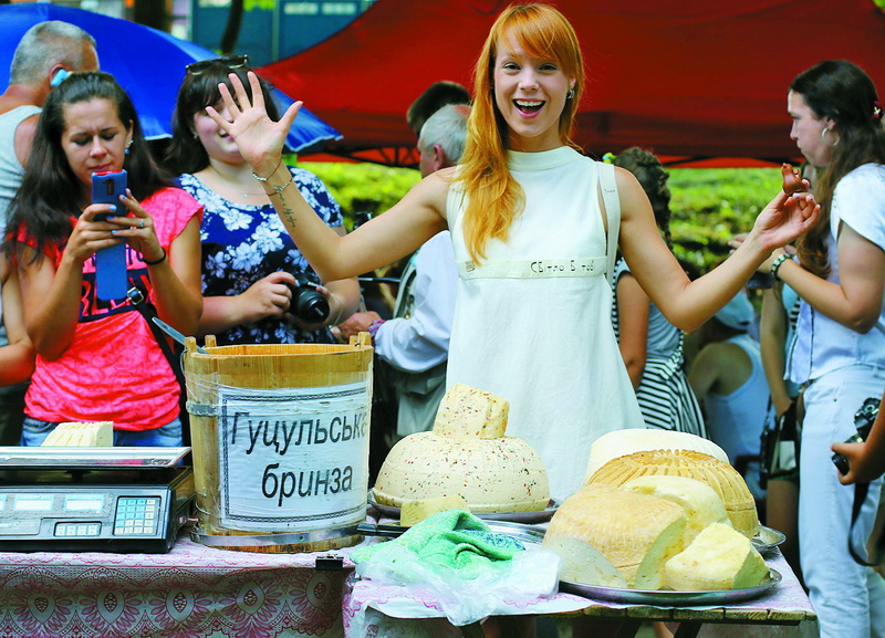 Співачка Світлана Тарабарова завітала на ринок автентичних гуцульських товарів.
