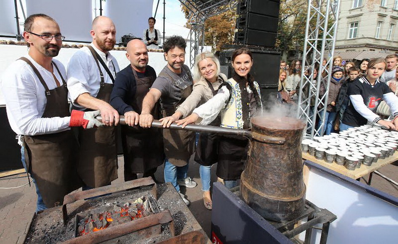 Організатори свята «створили» каву у гігантській 20-літровій мідній джезві.