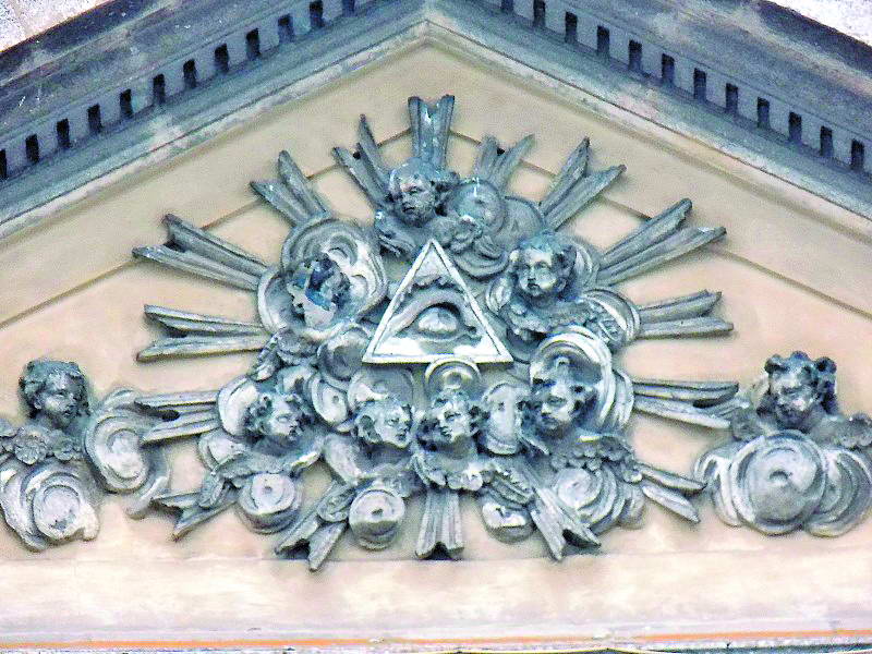 Найвідоміший масонський знак – Всевидяче око - присутній на багатьох львівських фасадах.