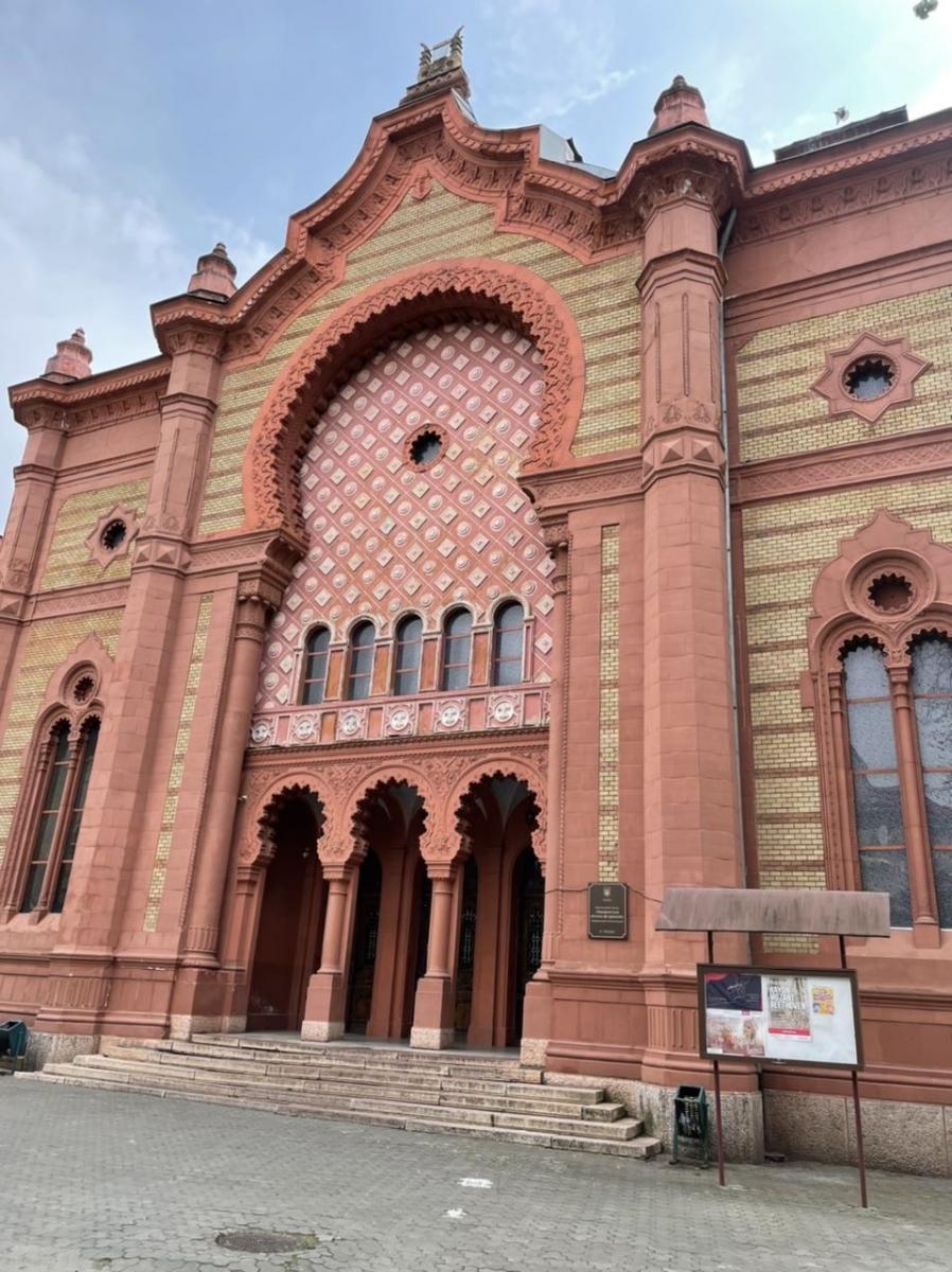 Одна з найгарніших будівель Ужгорода – колишня синагога – нині обласна філармонія. Фото автора
