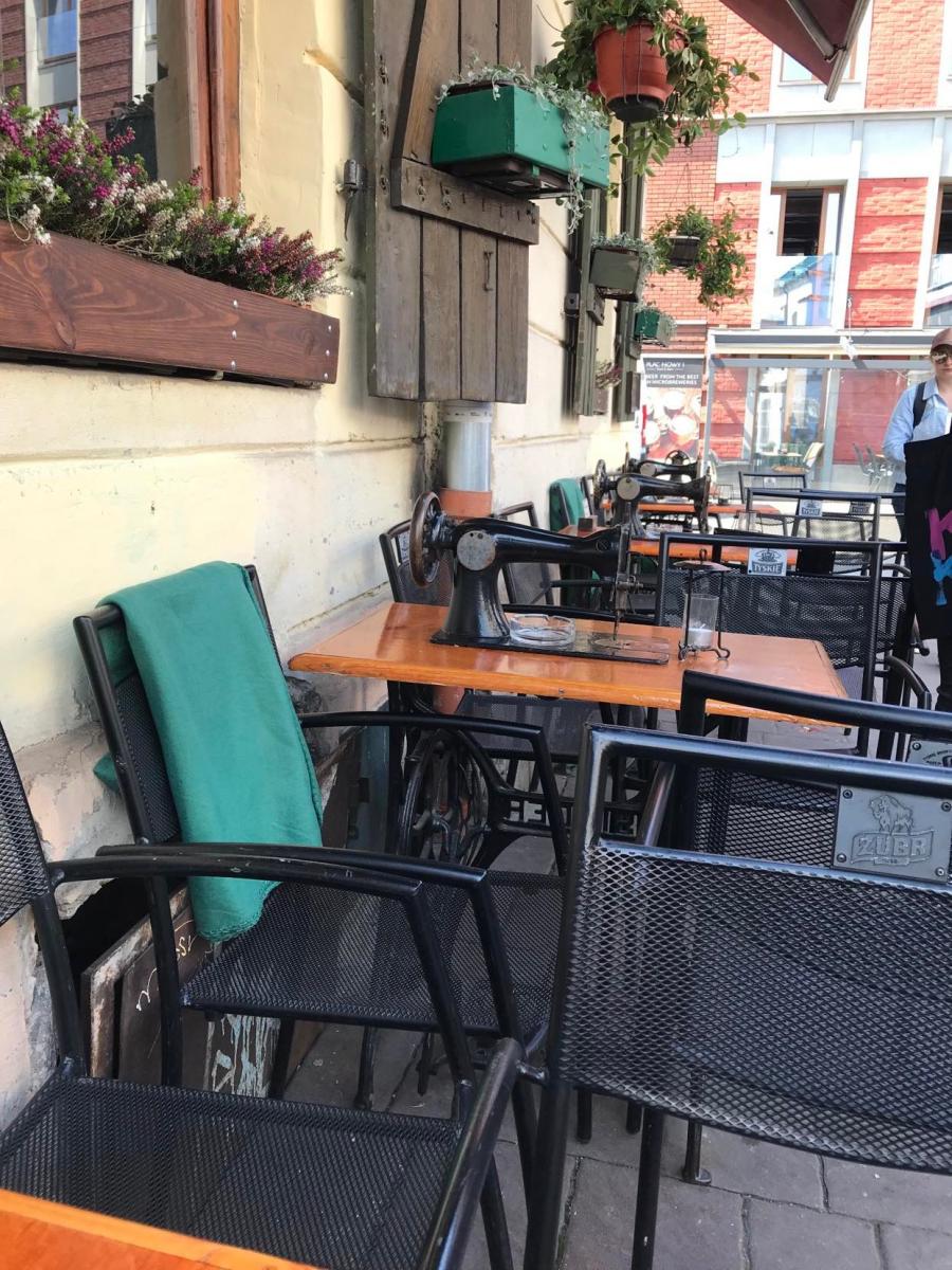 Це не цех з пошиву одягу. Так оформили літній майданчик біля одного з ресторанів у Казімєжу. Фото автора