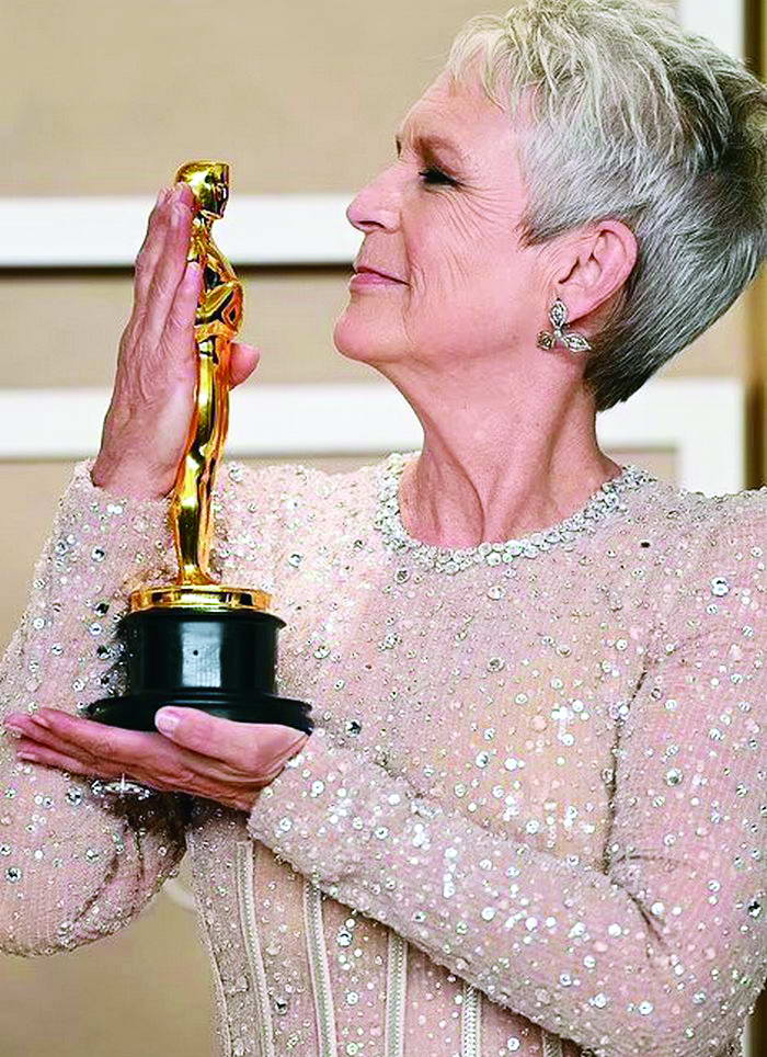 «Оскар» за найкращу жіночу роль другого плану отримала відома американська актриса Джеймі Лі Кертіс. Це перша нагорода Американської кіноакадемії у кар’єрі 64-річної кінозірки. Приймаючи статуетку, Джеймі згадала своїх легендарних батьків – актора Тоні Кертіса та актрису Джанет Лі.