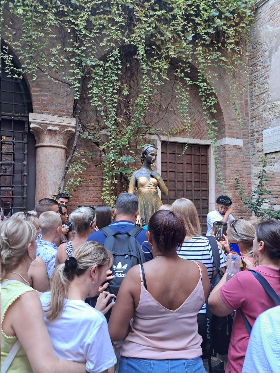 До статуї коханої Ромео щодня приходять понад 5 тисяч туристів, а у пік сезону, як-от зараз, - набагато більше.