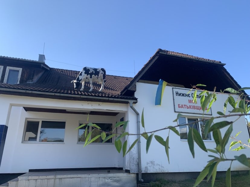 «Фішка» села - скульптура корови на даху будинку. Туристи відвідують це місце, аби сфотографуватися.