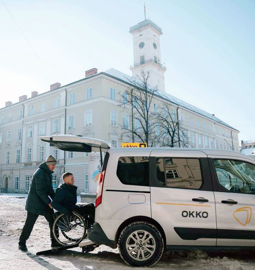 У Львові запустили соціальне таксі для людей у колісних кріслах. Пасажири можуть звернутися до мерії по відшкодування поїздок на суму 800 грн на місяць.