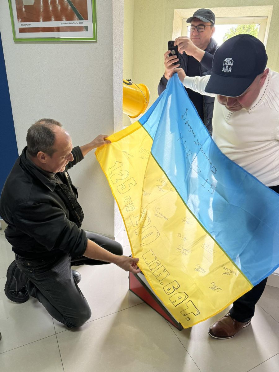 А цей український прапор Кукізу передали українські воїни, яким він привозив допомогу.