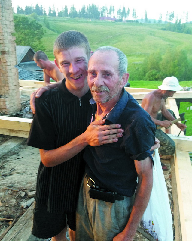 Василь Шуляк із сином Іваном, інвалідом з дитинства 1 групи, раді, що майстри швидко перекрили їхню більш як столітню хату.