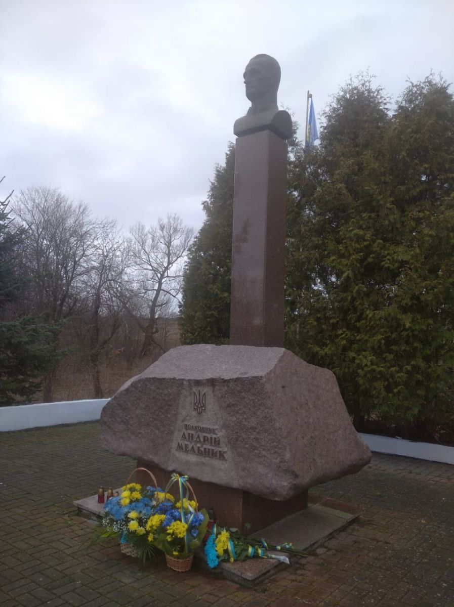 Пам'ятник Андрію Мельнику у рідному селі.