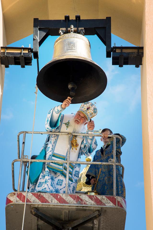 Фото Ігоря ГНАТІВА/Піднявшись з допомогою автовишки на дзвіницю, митрополит Макарій освятив дзвони храму Успіння Пресвятої Богородиці у Миколаєві