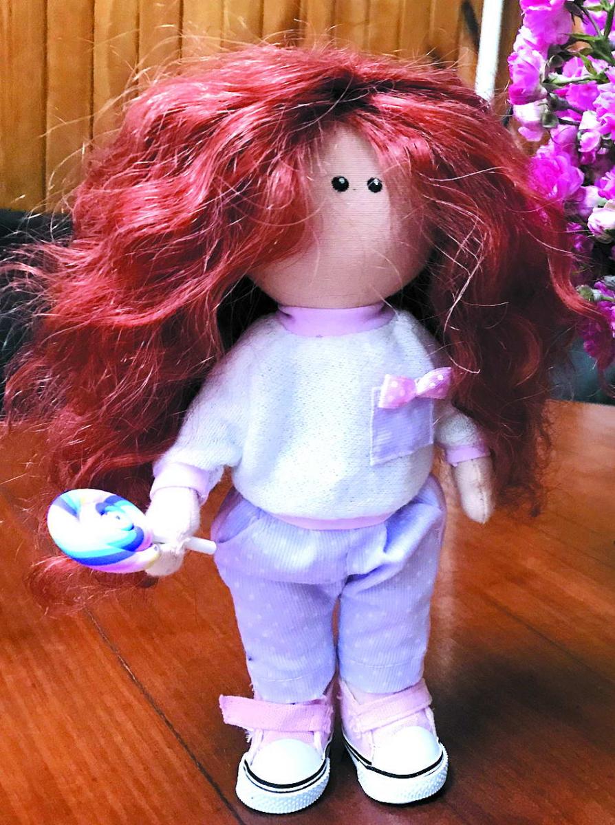 У цієї ляльки – натуральне волосся. Фото автора