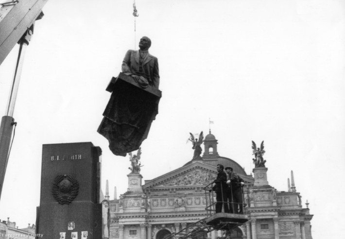 Демонтаж пам'ятника Леніну у Львові. Фото з відкритих джерел