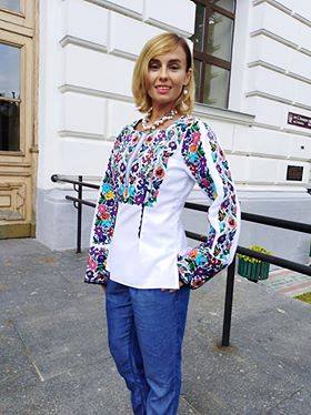 “Японська українка” Наталія Лисенко вдало поєднала вишиванку із джинсами