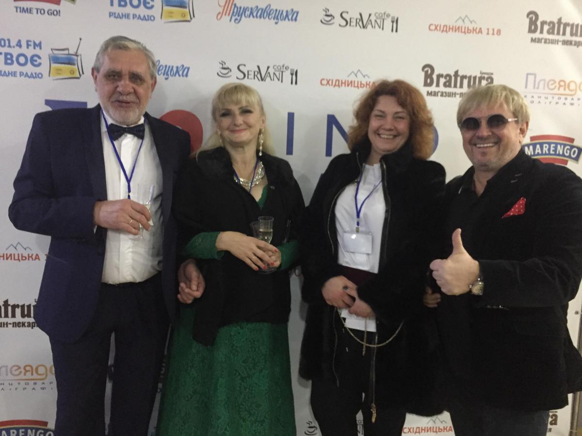 Генеральний продюсер кінофестивалю Теодозія Микитка (друга зліва) з гостями фестивалю.