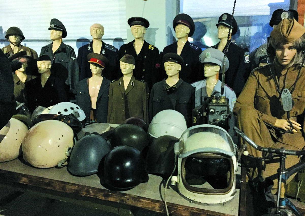 У музеї можна приміряти на себе мундир солдата і одягнути форму “даішника” радянських часів.