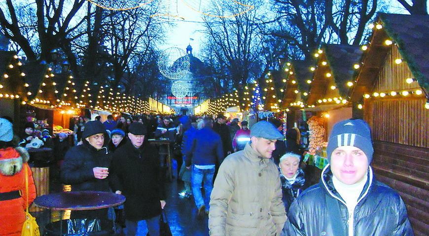 Найбільше покупців на Різдвяному ярмарку — туристи з інших міст України, які приїжджають до Львова за галицьким колоритом свят. Фото авторки