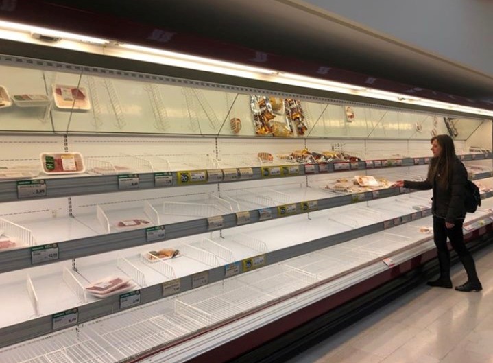 Порожні полиці у міланському супермаркеті. Фото з Facebook Lucio Mauro