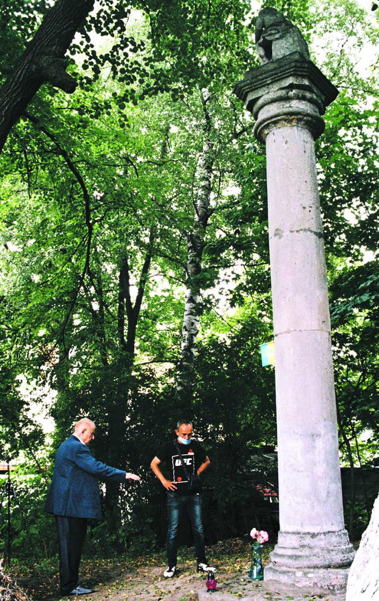 Довкола історичної колони за кошти мецената впорядкували територію, викосили хащі, прибрали сміття (ліворуч — Володимир Кожан).