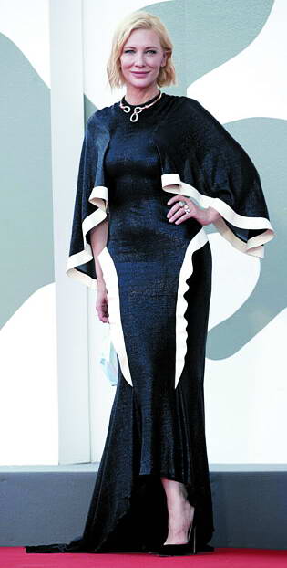 Голова журі 77-го Венеціанського кінофестивалю Кейт Бланшетт пройшлася червоною доріжкою в елегантній сукні Esteban Cortazar – колумбійсько-американського модельєра.