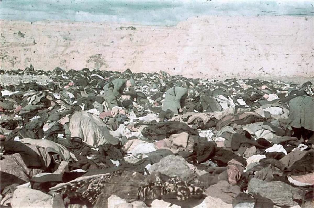 Есесівці шукають щось цінне в речах розстріляних у Бабиному Яру, 1941 рік / Фото: old.uinp.gov.ua