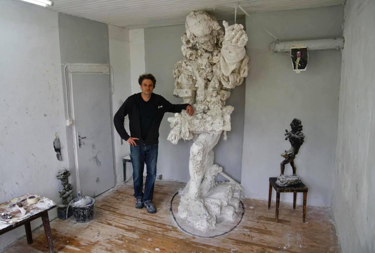 Себастьян Швайкерт у своїй майстерні працює над моделлю скульптури. Фото LvivMozArt