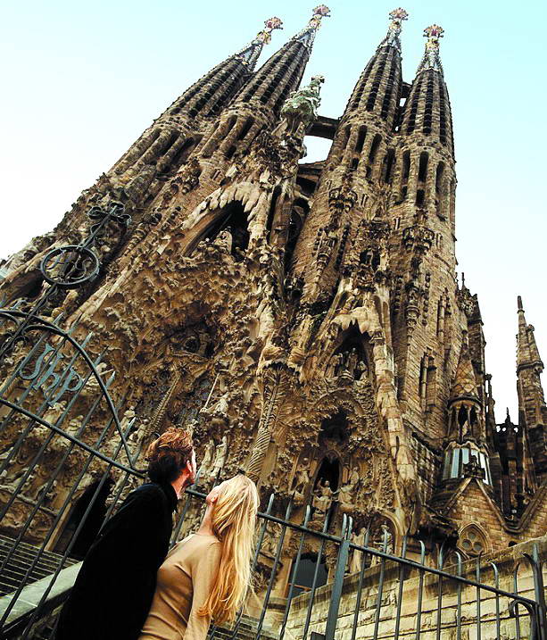 Щороку величезний собор у Барселоні відвідують понад 4,5 мільйона туристів.
