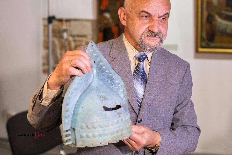 Микола Бандрівський демонструє шолом давнього кіммерійця