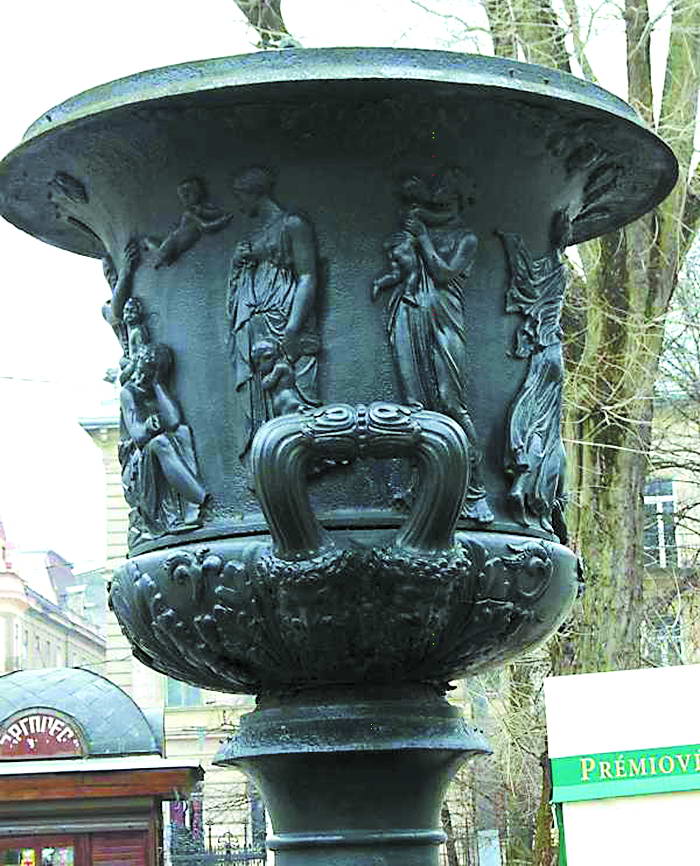 Чавунна ваза з барельєфами “Течія людського життя”, запозиченими у Торвальдсена, стоїть у Парку ім. Івана Франка